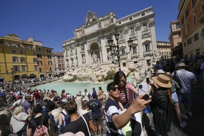 В Риме экоактивисты вылили черную краску в фонтан Треви — Новая газета  Европа