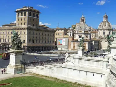 Площадь Пьяцца Венеция А в центре Рима, названная в честь Венецианского  дворца рядом с ним, Рим, Италия Стоковое Фото - изображение насчитывающей  затем, названо: 158976184