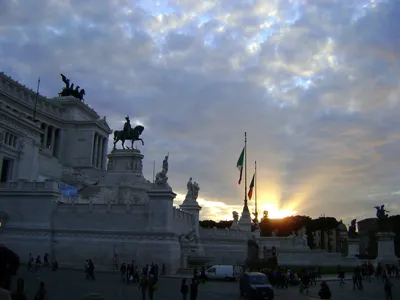 Рим на грани трагедии: на площади Венеции рухнула сосна весом в несколько  центнеров, вторая за неделю