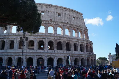 Рим, Италия, 15-ое марта 2019- площадь Виктория, туристы девочек связывает  и выводит на смартфонах Редакционное Фотография - изображение насчитывающей  день, девушка: 166604527