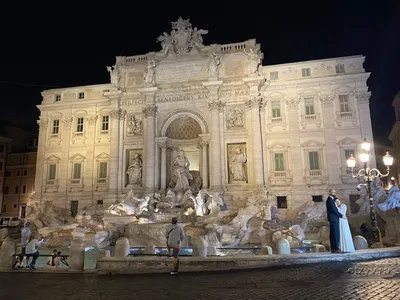 Купить фотообои РИМ - 21 ОКТЯБРЯ: Внешний вид Колизея 21 октября 2013 года  в Риме, Италия. Колизей - одна из самых популярных туристических  достопримечательностей Рима, которую посещают более 5 миллионов человек в