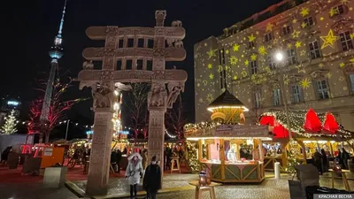 Вид С Воздуха На Рождественский Рынок На Площадь Жандарменмаркт В Берлине —  стоковые фотографии и другие картинки Берлин - iStock