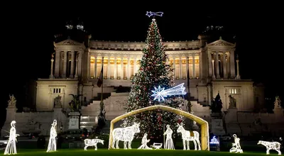 Рождество: Рим полон туристов, город празднует буквами на елке и подарками»