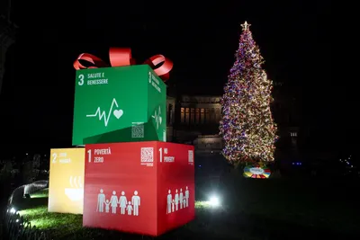 Рождество: Рим загорается, елка Dior загорается на площади Испании