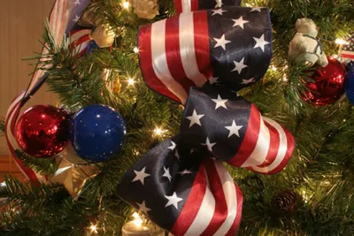 Счастливого рождества в Америке Ребенок рождества с флагами США Рождество в  Соединенных Штатах Стоковое Фото - изображение насчитывающей подарок, дом:  166281732