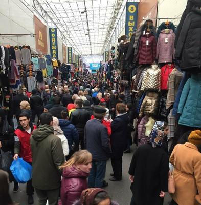 На московском рынке \"Садовод\" горит торговый павильон, идет эвакуация