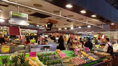 рынок в барселоне с овощами и фруктами Стоковое Фото - изображение  насчитывающей виноградина, киви: 232918782