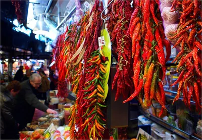 Рынок Бокерия, Испания, Барселона. Mercat de Sant Josep de la Boqueria -  «Бокерия-чрево Барселоны.Своеобразный и атмосферный рынок.Гроздья  хамона,морские гады,фрукты и овощи.Налетай!!!» | отзывы