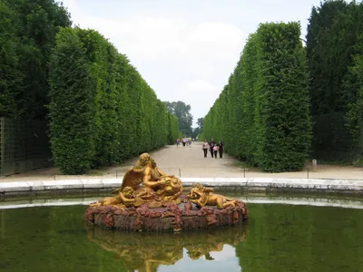 Турфирма \"ТурСалон\" - Сады Версаля занимают часть того, что когда-то было  королевским королевством Версаль, королевским дворцом Версальского замка.  Расположенный к западу от дворца, сады покрывают около 800 гектаров земли,  большая часть которых