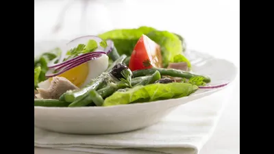 Салат с жареным тунцом и овощами