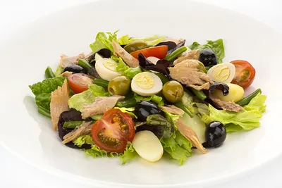 Салат \"Ницца\". Овощной салат с тунцом. | Nizza salat, Leckere gesunde  rezepte, Paleo rezepte
