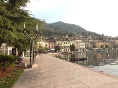 Озеро Гарда с видом на город Сало. Италия стоковое фото ©veloliza 173920890