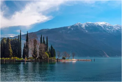 Озеро Гарда с видом на город Сало. Италия стоковое фото ©veloliza 173920664