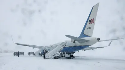 Механики Boeing повредили самолет президента США
