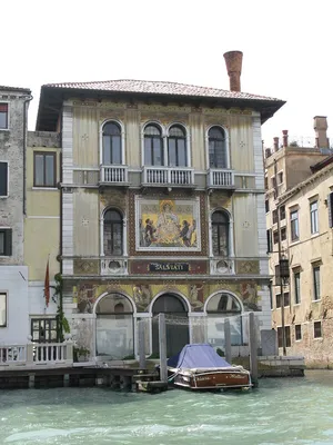 Большие планы зданий в Венеции Италии. Очень красивые каменные фасадов  зданий в венецианском стиле камень. Стоковое Фото - изображение  насчитывающей колонки, тип: 182386368