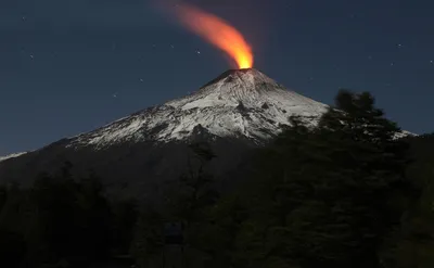 В Чили повысили уровень тревоги из-за активности вулкана Вильяррика — РБК
