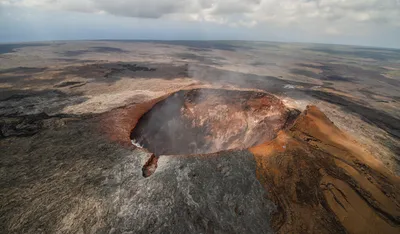 На Гавайях извергается самый большой в мире действующий вулкан: лава может  затопить близлежащие населенные пункты - ForumDaily