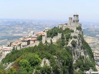 Замок Сан-Марино- Италия стоковое изображение. изображение насчитывающей  холм - 199444027