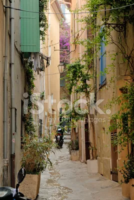 Сен-тропе Франция 18-ое апреля 2016 : Живописный старый город весной  Редакционное Изображение - изображение насчитывающей снаружи,  среднеземноморск: 204285275