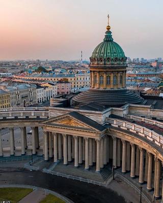 Санкт-Петербург - Казанский собор💙 Он был построен и освящен в 1811 году в  честь иконы Казанской Божьей Матери. Закладка собора состоялась в 1801 году  – строительство длилось десять лет. Император Павел I ,