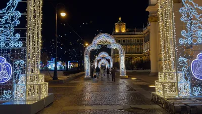 Файл:Санкт-Петербург. Дворцовый мост в разведённом положении 1.jpg —  Путеводитель Викигид Wikivoyage