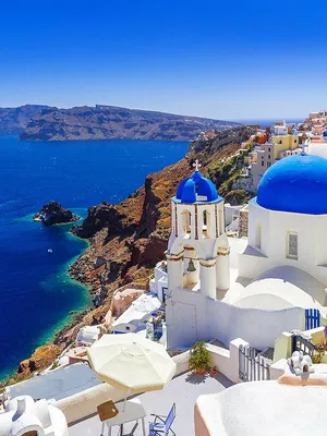 Greece 🇬🇷 vs Italy 🇮🇹 💡Santorini has a unique atmosphere with a mix of  traditional Greek island charm and cosmopolitan vibes. It… | Instagram