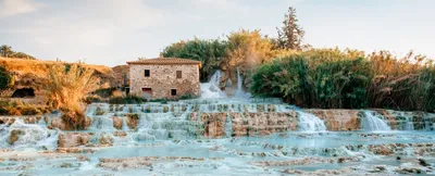 Toscane Italy, natural spa with waterfalls and hot springs at Saturnia  thermal baths, Grosseto, Tuscany, Italy aerial view on the Natural thermal  waterfalls couple at vacation at Saturnia Toscany Stock Photo -