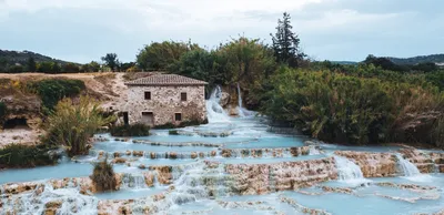 Toscane Italy, natural spa with waterfalls and hot springs at Saturnia  thermal baths, Grosseto, Tuscany, Italy aerial view on the Natural thermal  waterfalls at Saturnia – Stock Editorial Photo © fokkebok #515878044