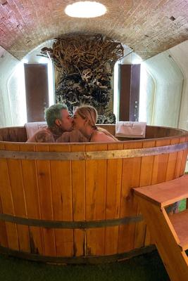Полочка под масло для бани и сауны 5 отверстий М-51 - купить в R-sauna.ru