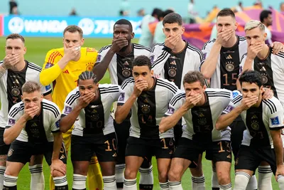 Игроки сборной Германии закрыли рты на групповом фото на ЧМ, выразив  протест ФИФА