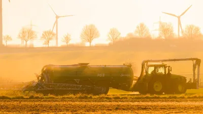 Просмотр сельскохозяйственных полей с зерном в Германии Стоковое Фото -  изображение насчитывающей поле, промышленно: 156823664