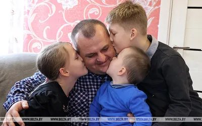 Виктор Лукашенко пообещал многодетной семье из Кличева африканского страуса  | Новости Беларуси | euroradio.fm