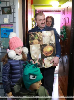 Виктор Лукашенко вручил подарки многодетной семье из Глусского района -  YouTube