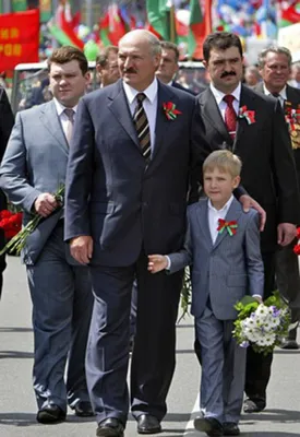 Виктор Лукашенко поздравил многодетную семью в Глусском районе с Новым годом