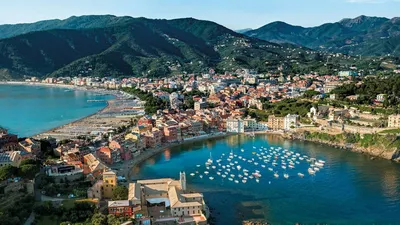 Bay of Silence in Sestri Levante, Italy. Sestri Levante is a popular resort  town in Liguria, situated on a peninsula on italian Mediterranean sea coas  Stock Photo - Alamy