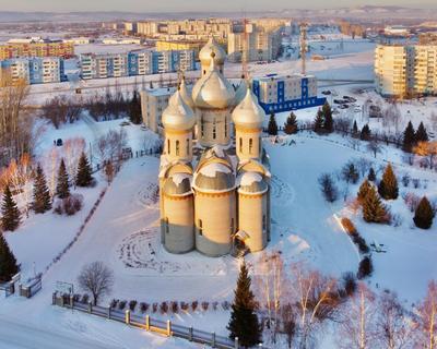 Собор Троицы Живоначальной, Шарыпово (Шарыповский район и г. Шарыпово),  фотография. общий вид в ландшафте Вид с востока