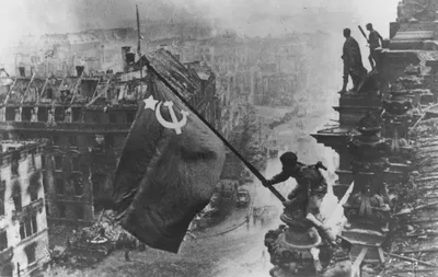 Фото \"Бой в дни штурма Берлина\", 30 апреля 1945, Германия, г. Берлин -  История России в фотографиях