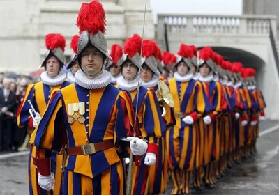 Швейцарская гвардия - армия Ватикана, гвардейцы из Швейцарии, которые  охраняют Ватикан