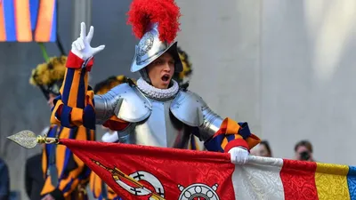 Почему Папу римского защищают швейцарские солдаты в средневековых доспехах  с алебардами? | C A E S A R | Дзен
