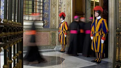 Смена караула швейцарских гвардейцев в Ватикане: самая старая армия в мире  - YouTube