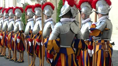 Швейцарская гвардия принимает присягу в Ватикане - YouTube