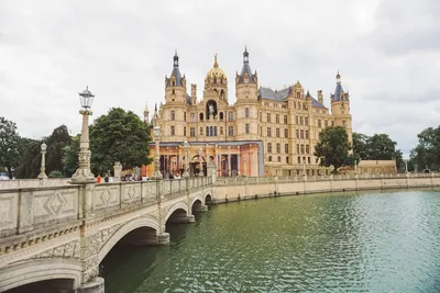 Bing HD Wallpaper Nov 29, 2023: Schwerin Castle on Lake Schwerin, Germany -  Bing Wallpaper Gallery