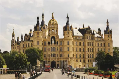 Castillo de Schwerin | Beautiful castles, Germany castles, Castle aesthetic