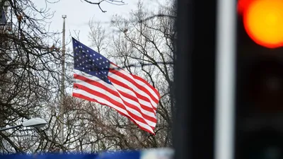 Человек, показывающий флаг США · Бесплатные стоковые фото