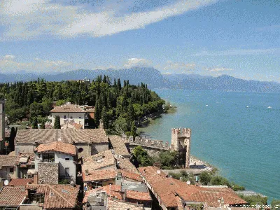 📍Сирмионе, Италия 🇮🇹 Вот уже многие века Сирмионе – городок,  расположившийся на полуострове, который делит надвое южную часть озера… |  Instagram