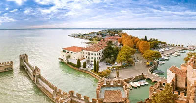 📍Сирмионе, Италия 🇮🇹 Вот уже многие века Сирмионе – городок,  расположившийся на полуострове, который делит надвое южную часть озера… |  Instagram