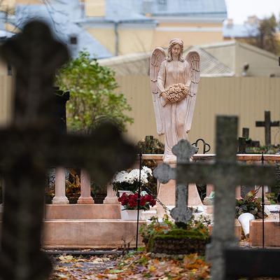 Ксении Петербургской на Смоленском кладбище в Петербурге молятся в день  памяти 6 июня 2022г., фото - 6 июня 2022 - ФОНТАНКА.ру