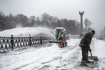 Посмотрите, как коммунальные службы не справлялись со снегопадом, который  заставил \"встать\" весь Минск — последние Новости на Realt
