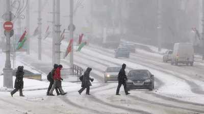 Самокаты, коммунальщики и велосипеды. Посмотрели, как Минск встречает  первый снег