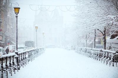 Сильнейший за 40 лет снегопад обрушился на Москву